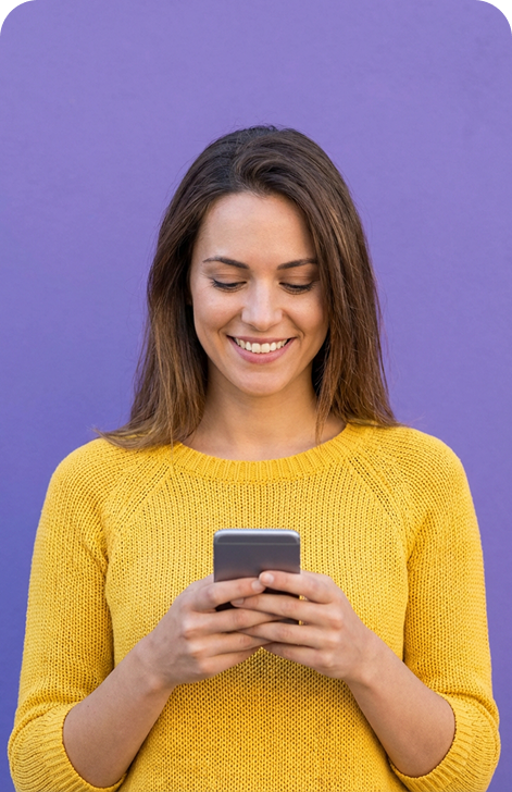 Mulher digitando em um smartphone